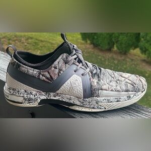 Men's Athletic Shoes in Black and Gray